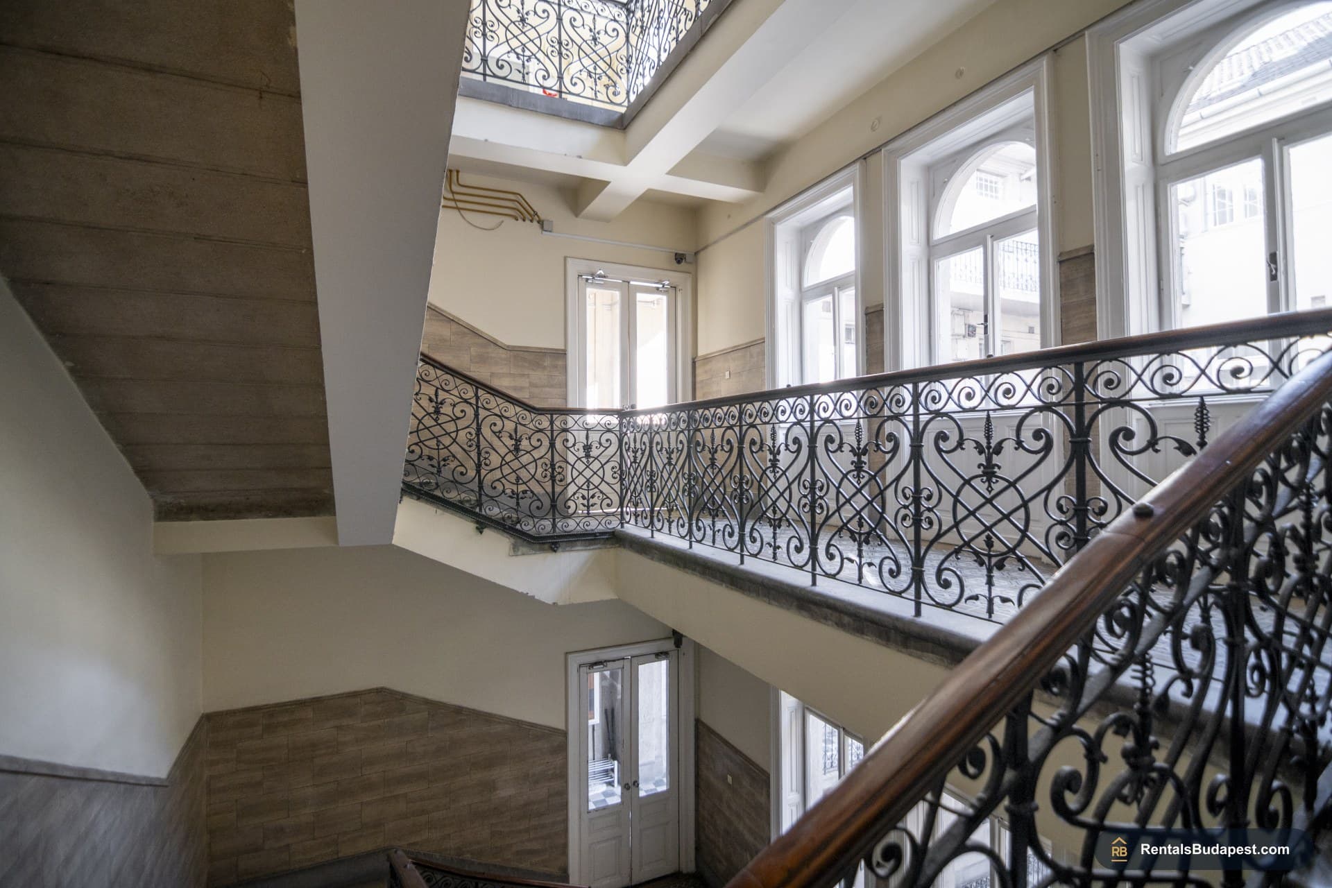 Renovated 3-Bedroom Apartment for Sale near New York Café | District 7