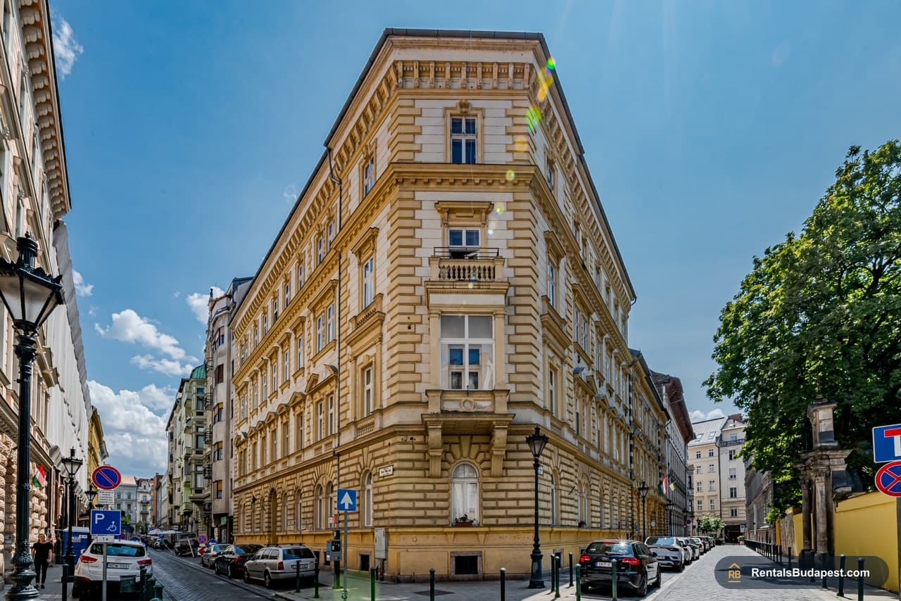 Renovated 2-Bedroom Apartment with Garden Views for Sale | Veres Pálné utca, District 5
