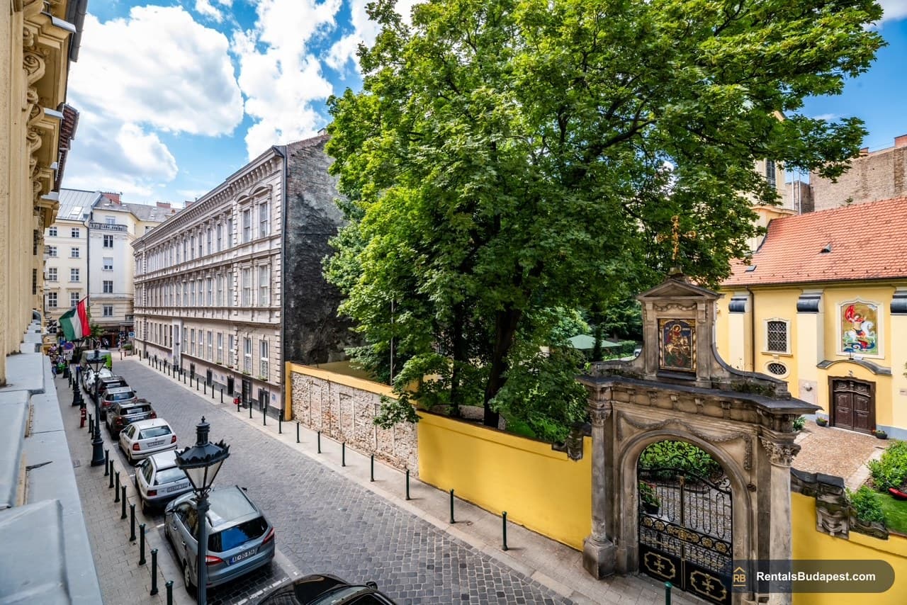 Renovated 2-Bedroom Apartment with Garden Views for Sale | Veres Pálné utca, District 5