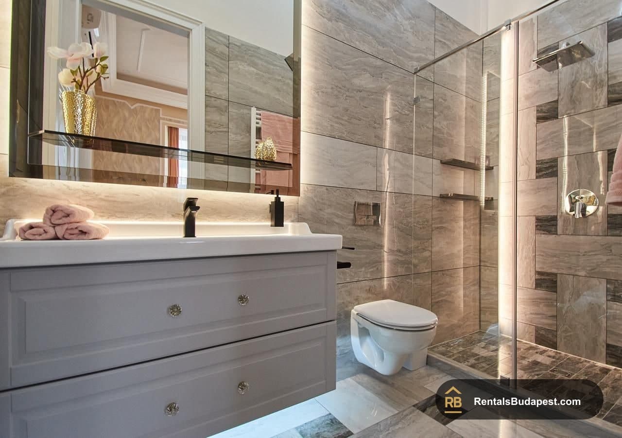 Bathroom with floating vanity, wall-hung toilet and glass-enclosed walk-in shower, Szent István körút
