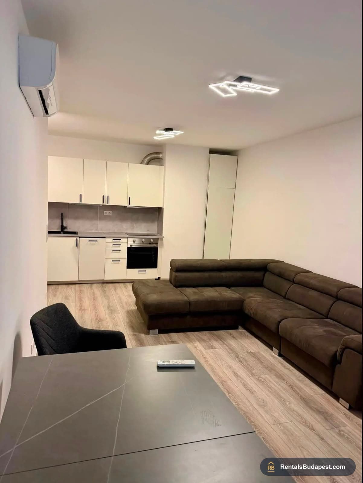 3-Bedroom Apartment with Private Garden & Wellness – Budapest VIII