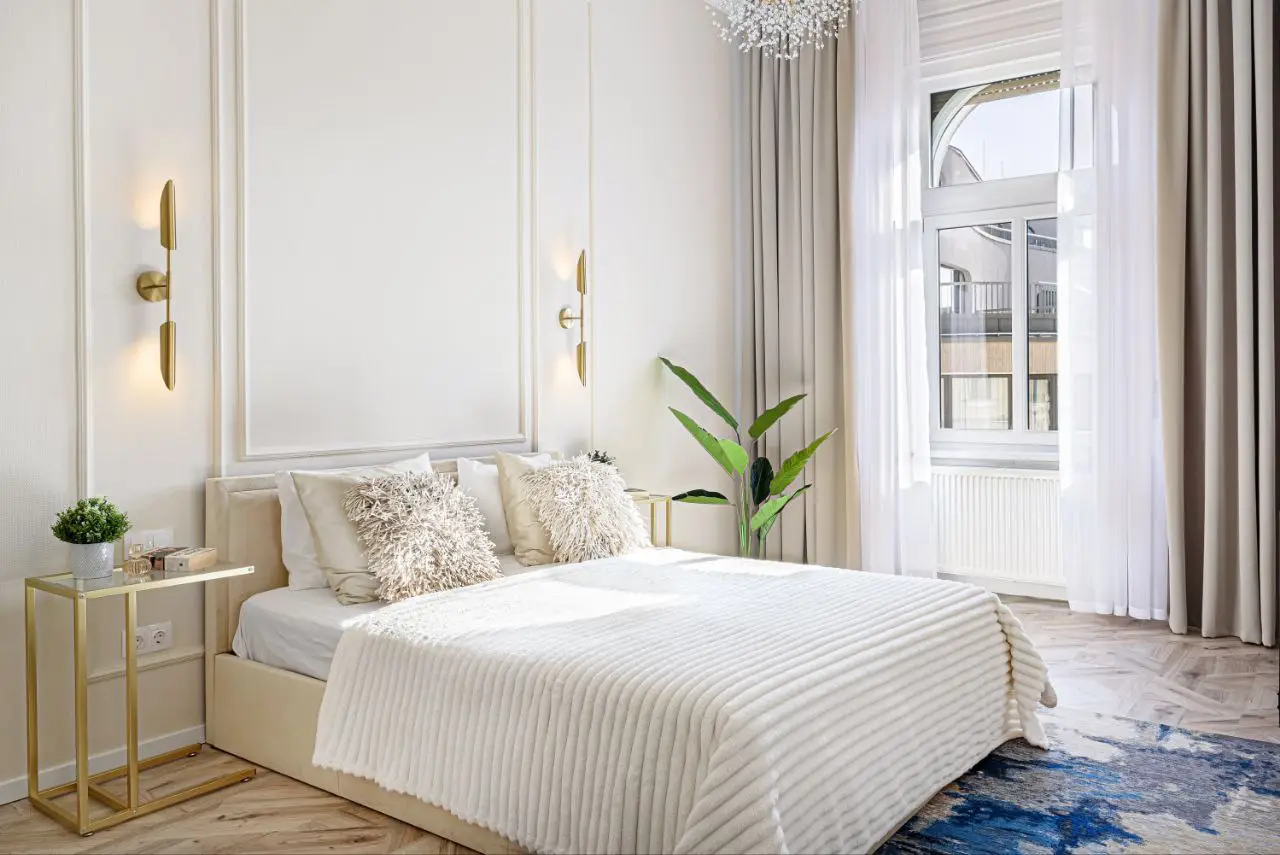 Luxury apartment Budapest for rent in the 9th district featuring two bedrooms, home office area, modern living room, fully equipped kitchen, stylish bathroom, panoramic Liberty Statue view, and private parking
