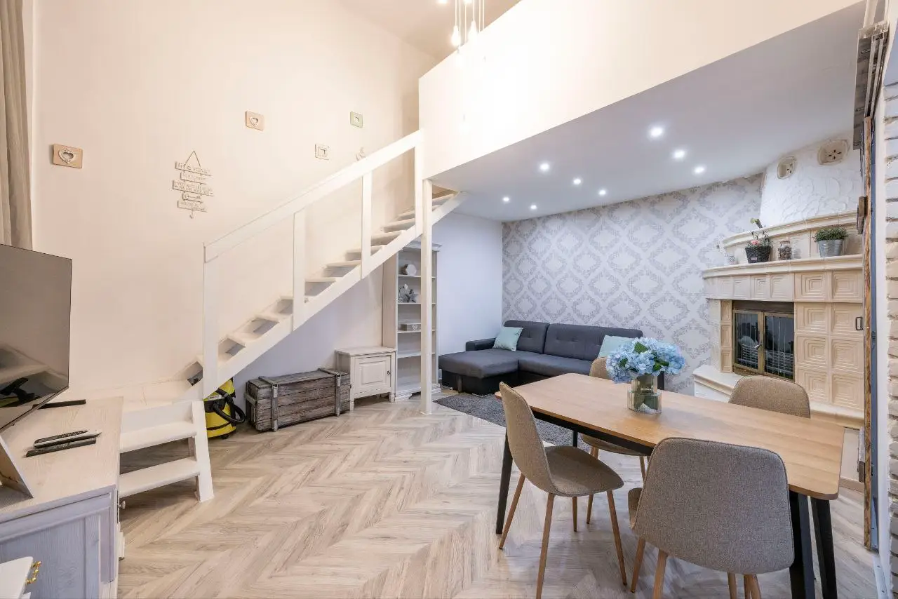 Gallery apartment Budapest 7th District – 2-bedroom fully furnished flat with sauna and AC on Erzsébet körút