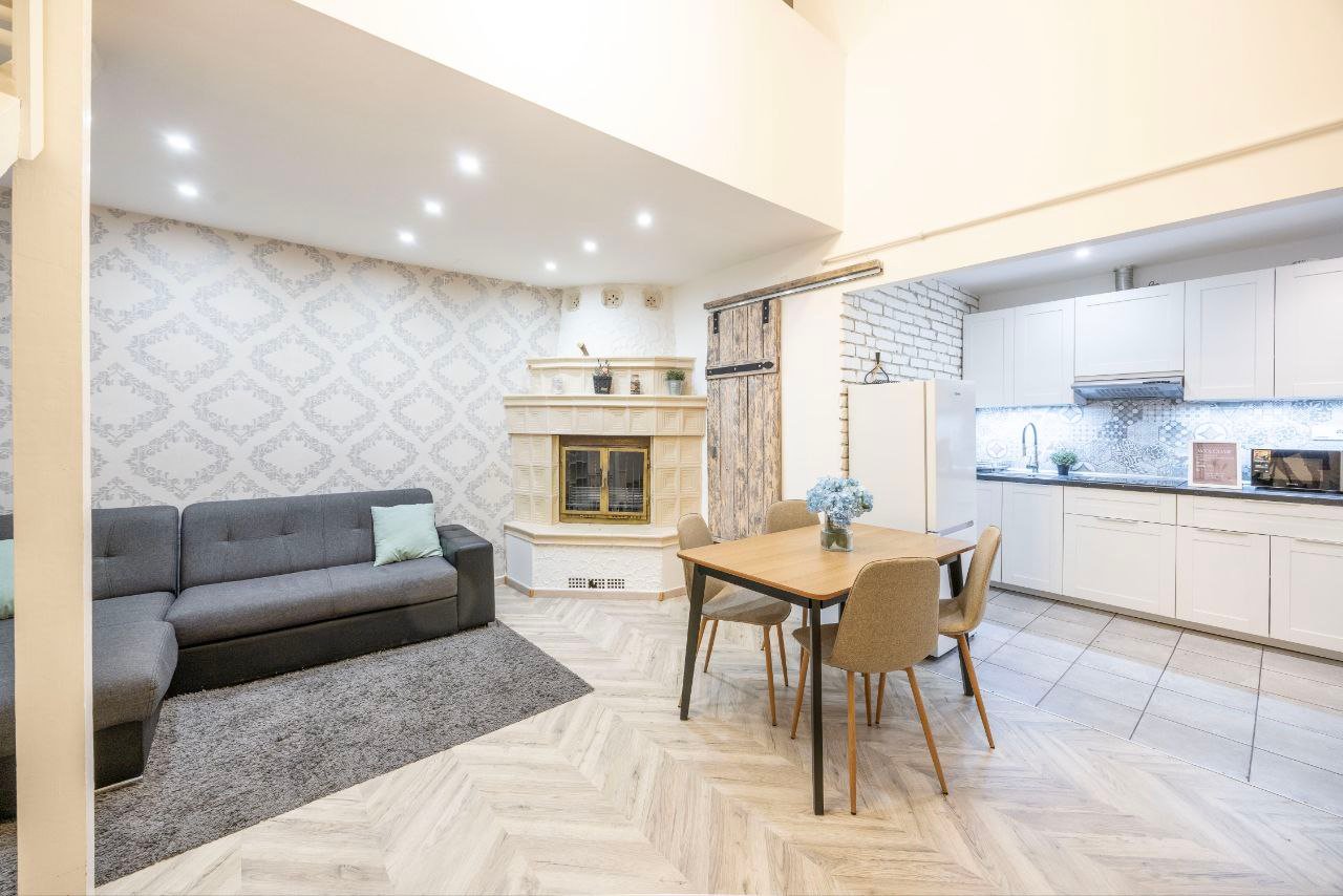 Gallery apartment Budapest 7th District – 2-bedroom fully furnished flat with sauna and AC on Erzsébet körút