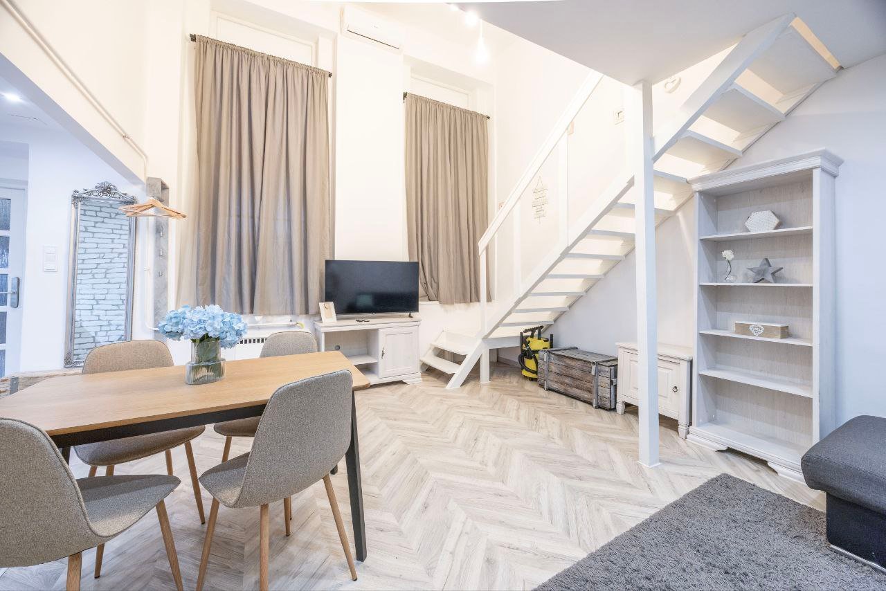Gallery apartment Budapest 7th District – 2-bedroom fully furnished flat with sauna and AC on Erzsébet körút
