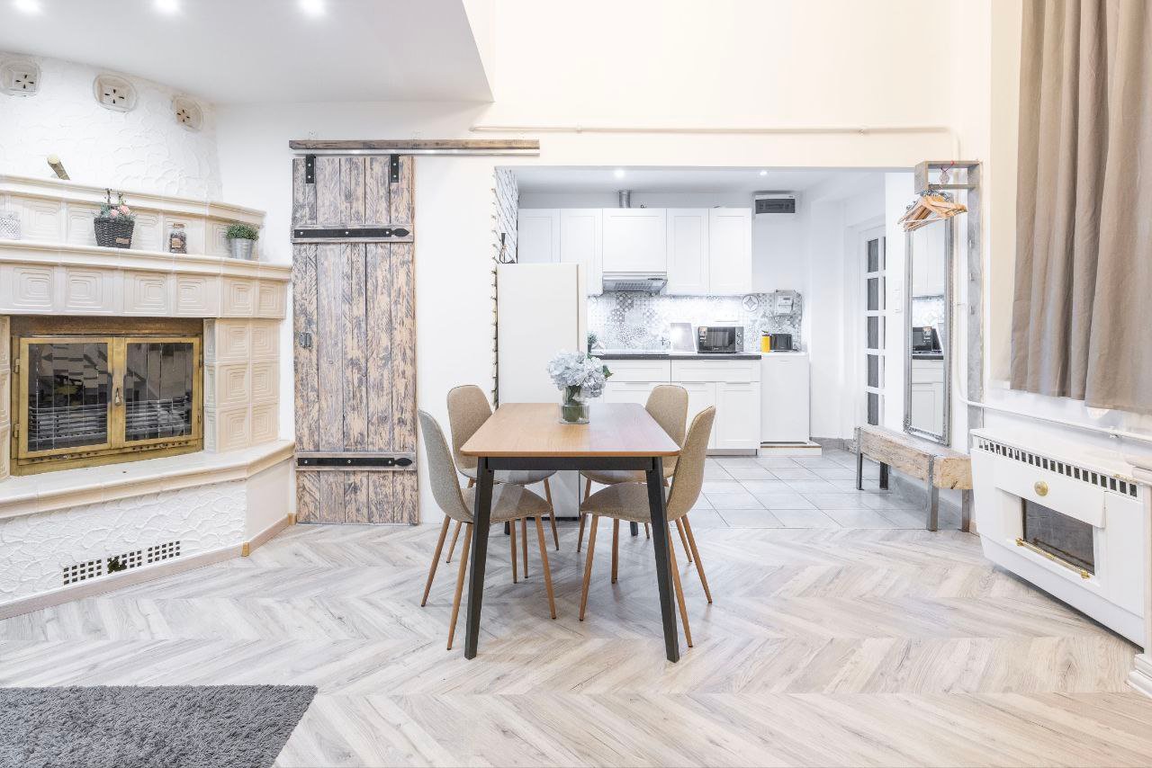 Gallery apartment Budapest 7th District – 2-bedroom fully furnished flat with sauna and AC on Erzsébet körút