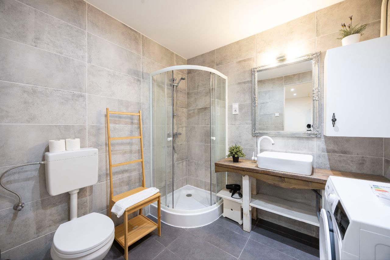 Gallery apartment Budapest 7th District – 2-bedroom fully furnished flat with sauna and AC on Erzsébet körút