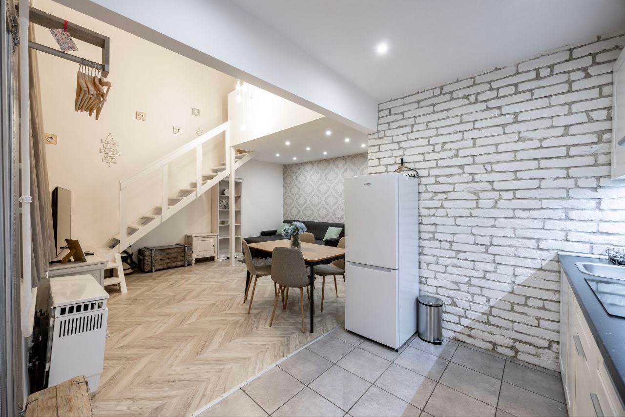 Gallery apartment Budapest 7th District – 2-bedroom fully furnished flat with sauna and AC on Erzsébet körút
