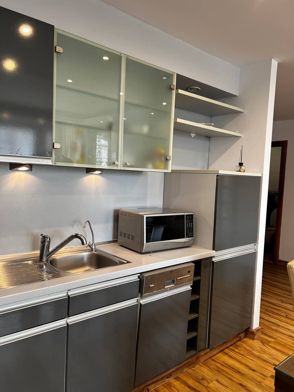 One bedroom apartment Budapest 9th District – luxury furnished flat with balcony, wellness access, and 24/7 reception near Boráros tér