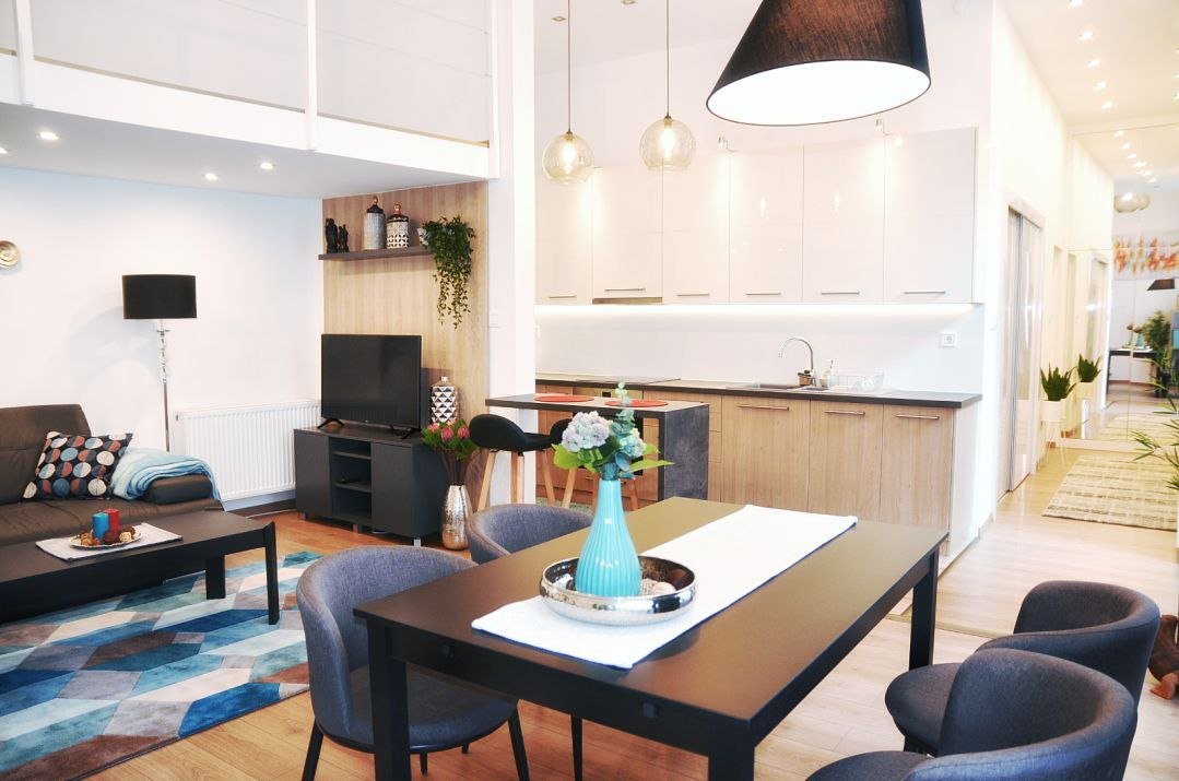 Gallery apartment Budapest 6th District – quiet, luxury 1st floor flat with guest area and interior garden view