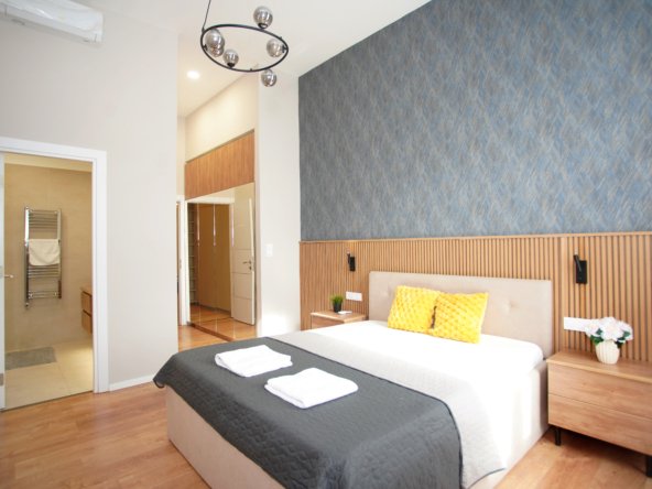 Modern 2-bedroom apartment for rent in Budapest 7th District on Klauzál tér